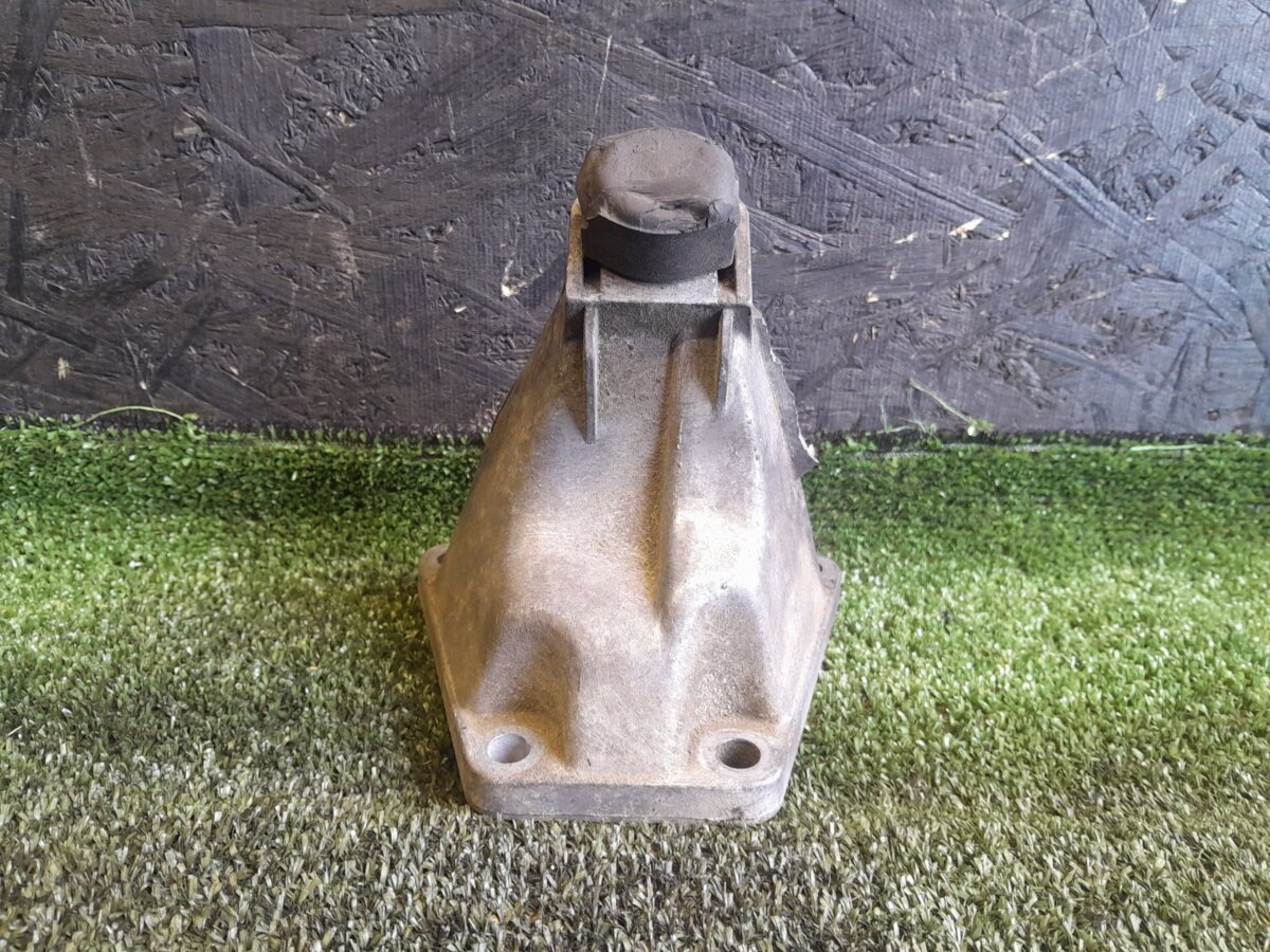 Кронштейн подушки двигуна правий Audi A6 C5 (1997-2004) 4B0199308