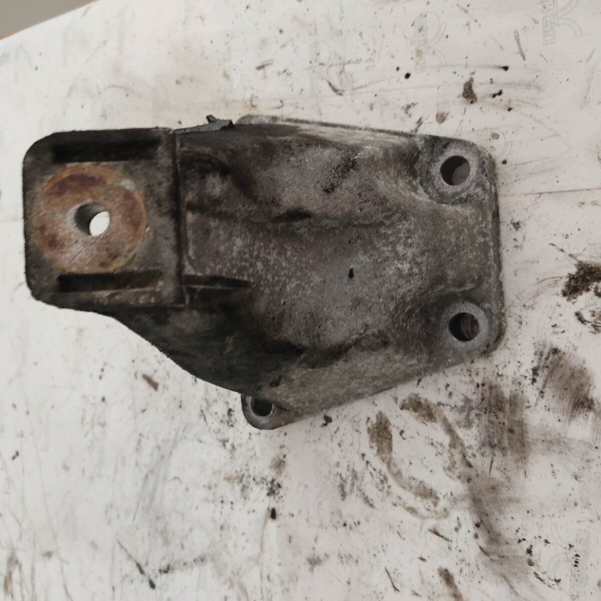 Кронштейн подушки двигуна правий Audi A6 C5 (1997-2004) 4B0199308