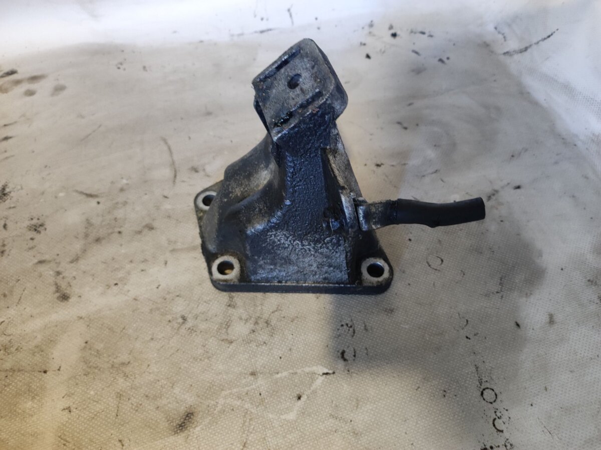 Кронштейн подушки двигуна правий Audi A6 C5 (1997-2004) 4B0199308