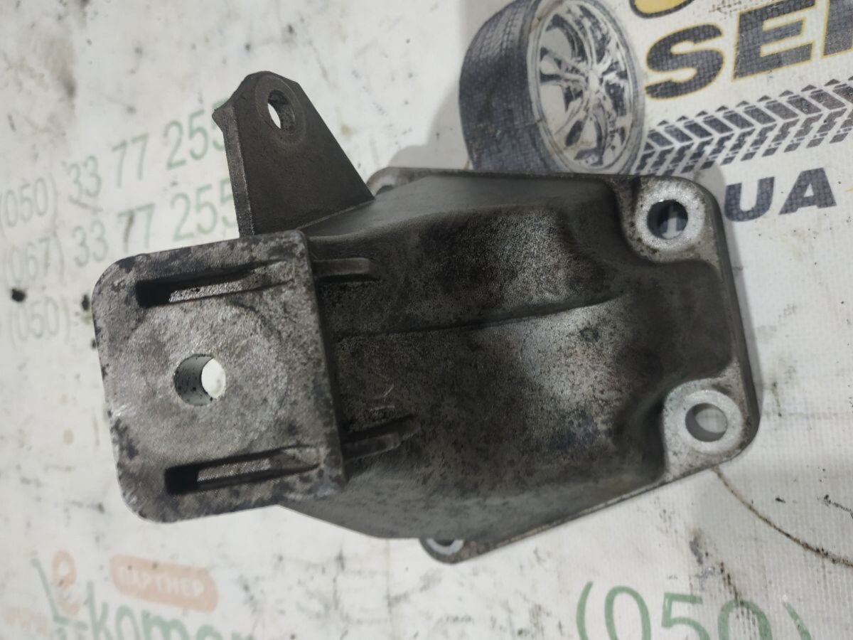 Кронштейн подушки двигуна правий Audi A6 C5 (1997-2004) 4B0199308E