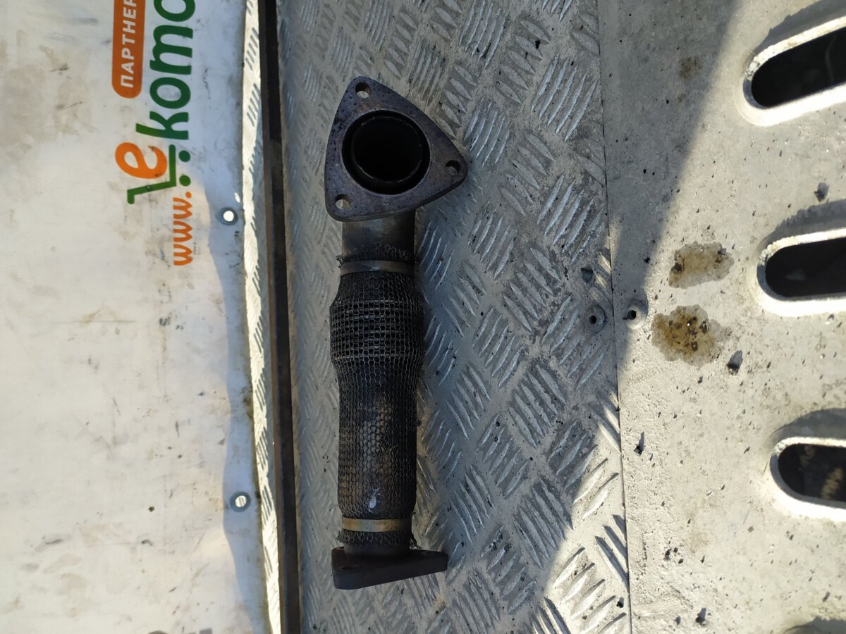 Патрубок коллектора правый 2.5tdi Audi A6 C5 (1997-2004) 059131790D