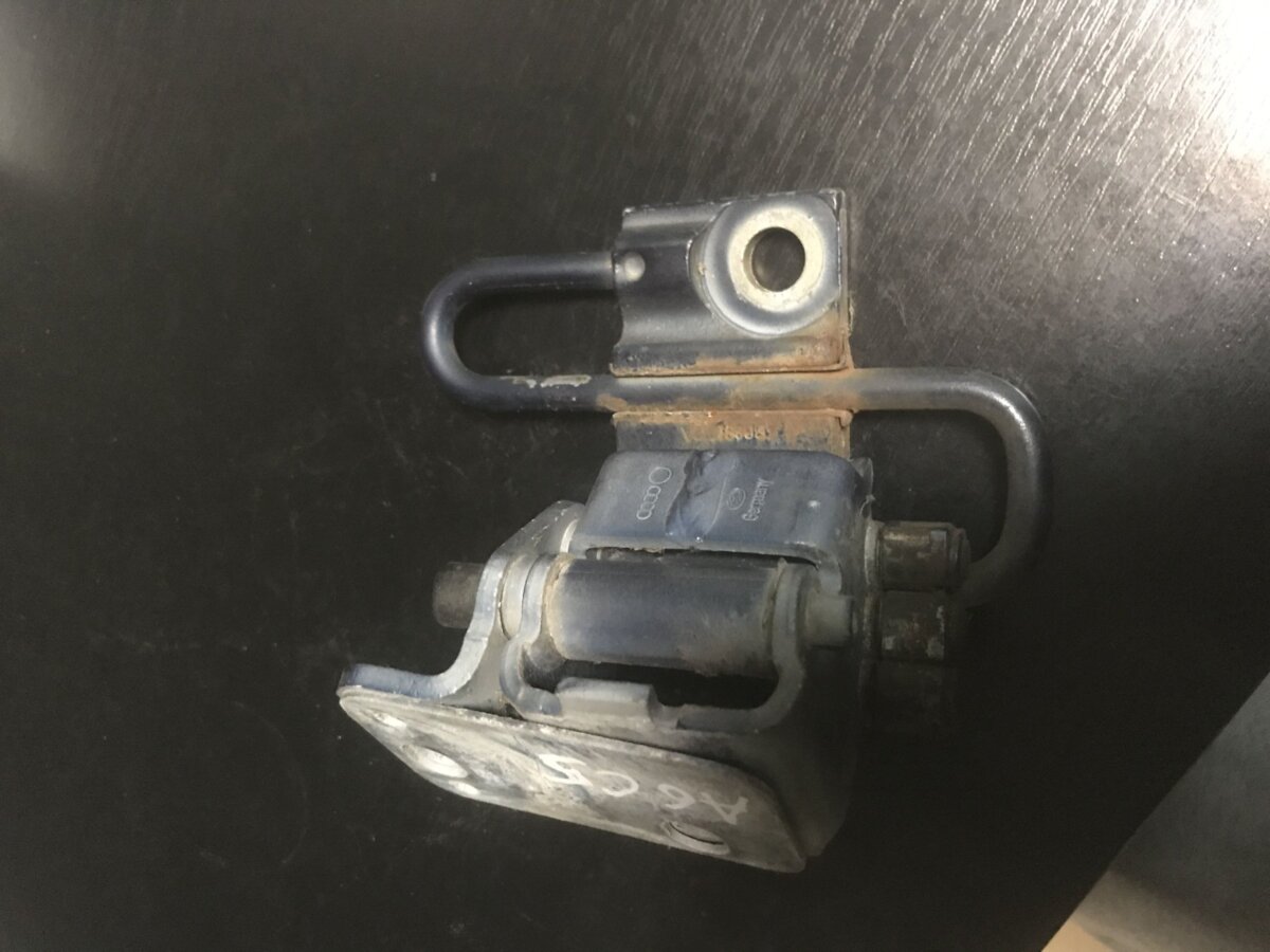 Петля двери передней правой Audi A6 C5 (1997-2004) 4B0831412A