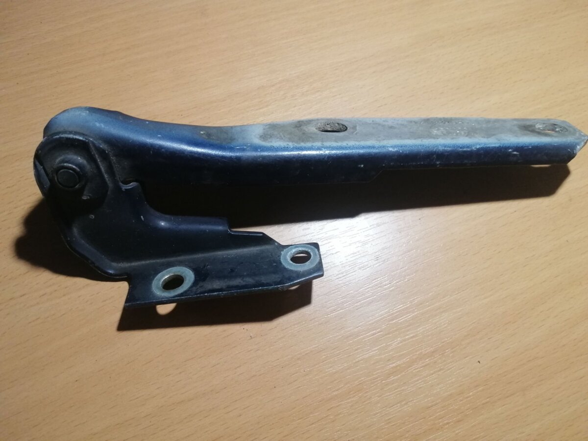 Петля капоту audi a6 c4 (ціна за 2шт) Audi A6 C5 (1997-2004) 4B0823302D