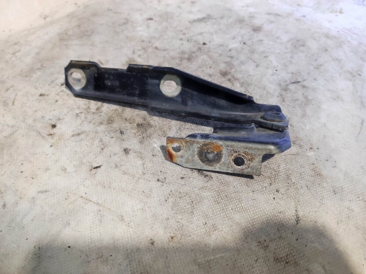 Петля капоту прав Audi A6 C5 (1997-2004) 4B0823302D