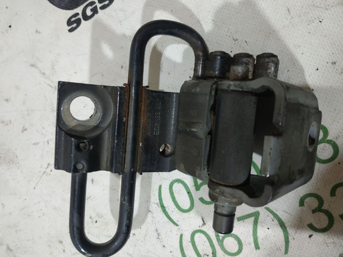 петля передніх дверей права нижня Audi A6 C5 (1997-2004) 4B0831412B