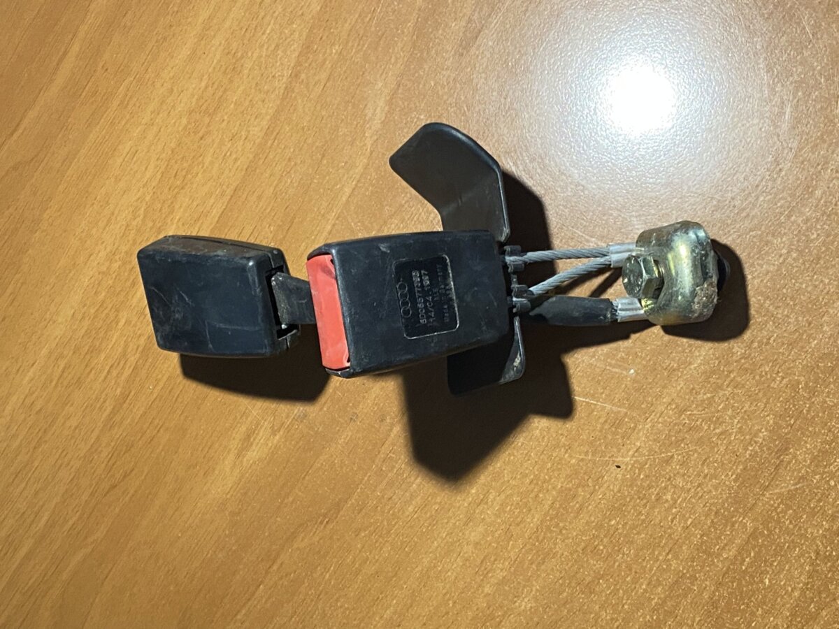 Замок ремня безпеки задній подвійний Audi A6 C5 (1997-2004) 8D0857739D