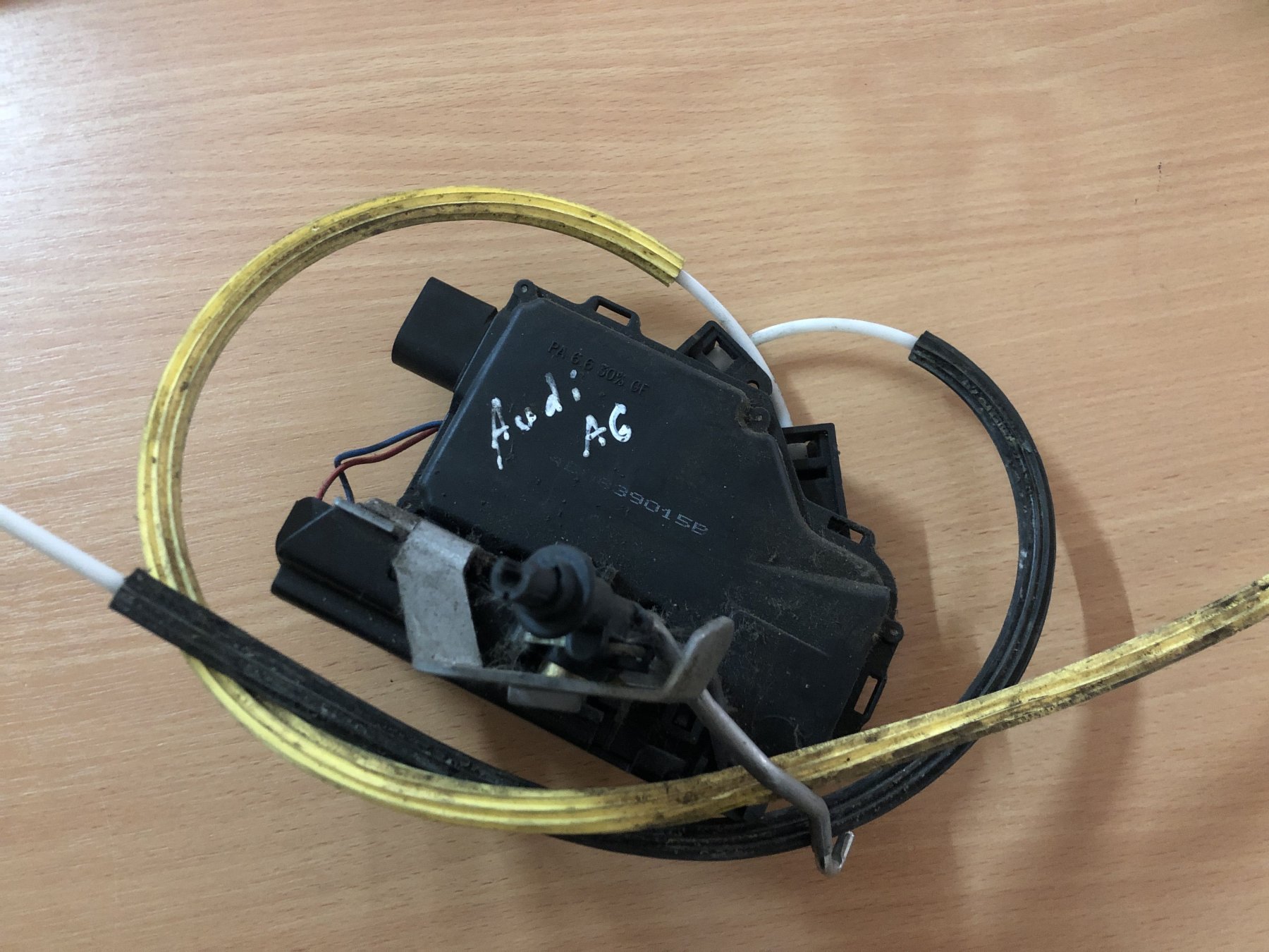 замок задніх дверей, лівих; замок задньої двері, лівої Audi A6 C5 (1997-2004) 4B0839015B