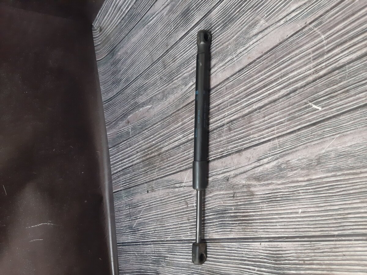 амортизатор багажника лівий; амортизатор багажника правий; амортизатор двері 3/5-ї задньої; амортизатор двері багажника; амортизатор двері задньої; амортизатор двері п'ятої; амортизатор для багажника газовий; амортизатор задньої ляди; амортизатор кришки б