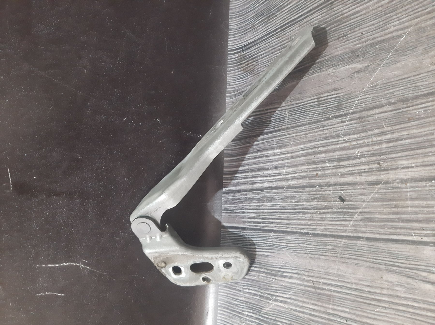 амортизатор капота газовий; амортизатор під капот; стійка капота; упор капота; амортизатор капота Audi A6 C6 (2004-2011) 4F0823302