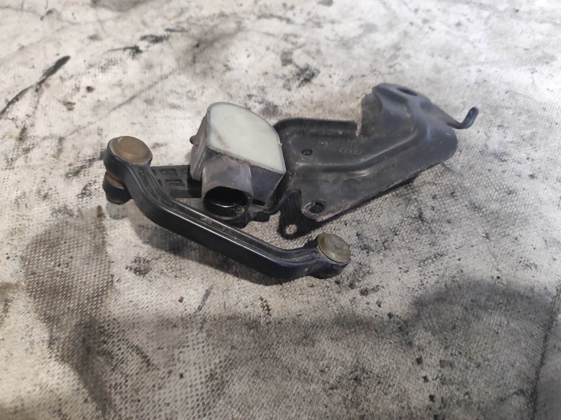 датчик рівня положення кузова, задній; регулятор положення кузова задньої підвіски Audi A6 C6 (2004-2011) 1T0907503