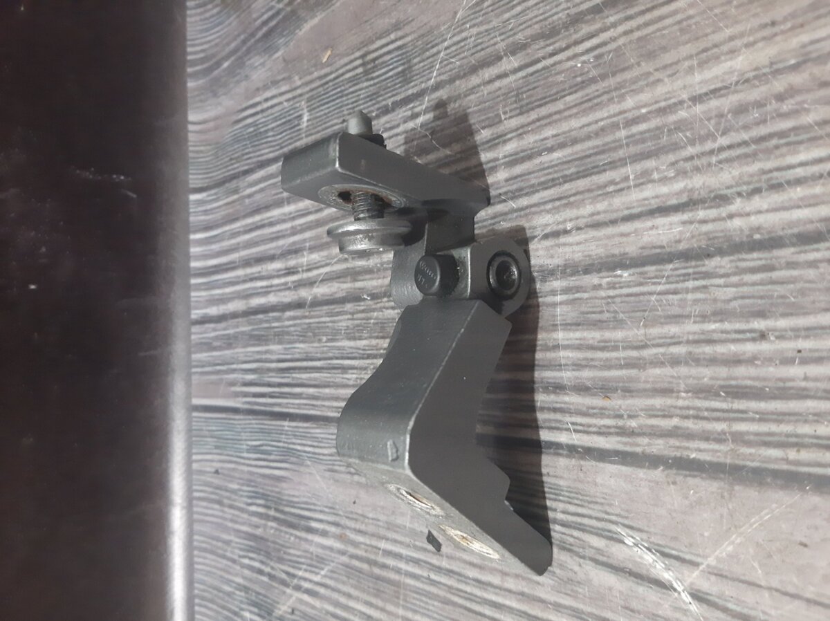 дверний шарнір задній правий; завіса дверей задніх правих; петля задніх дверей, правих; петля задніх правих дверей; петля заднтої двері, правої Audi A6 C6 (2004-2011) 4F0833402