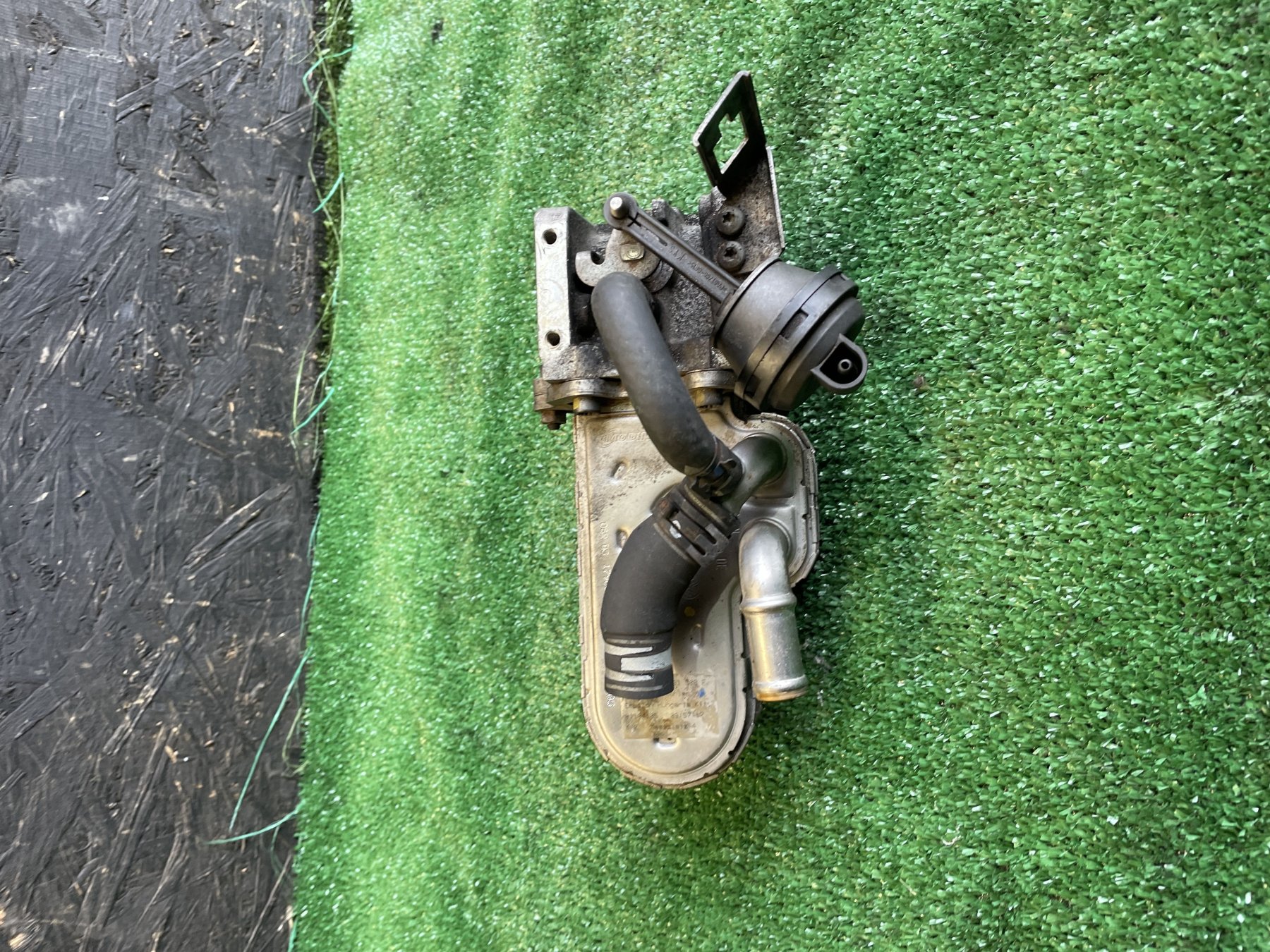 Клапан EGR взборі з раіатором  059131508F Audi A6 C6 (2004-2011) 059131063D