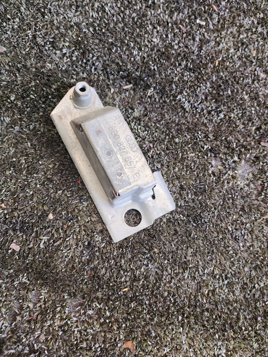 Кронштейн кріплення ручки багажника Audi A6 C6 (2004-2011) 8E0827657E