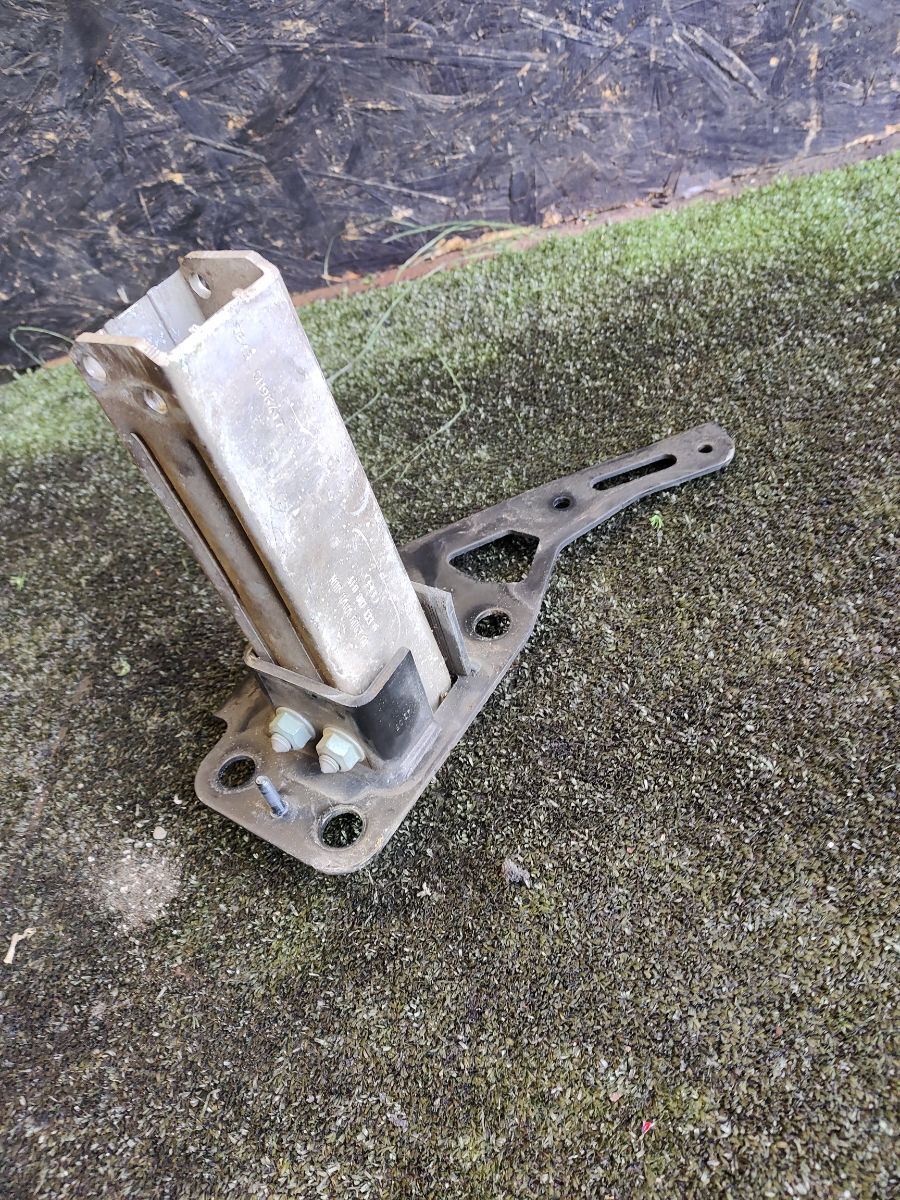 Кронштейн підсилювача переднього бампера лівий Audi A6 C6 (2004-2011) 4F0807133