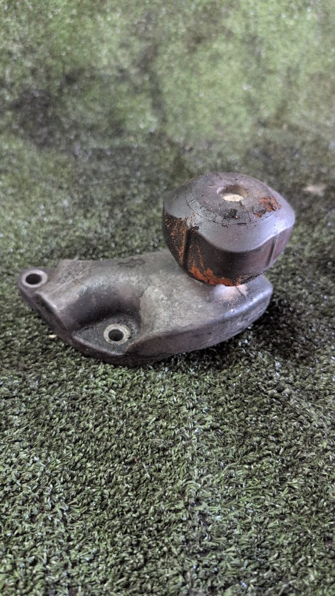 Кронштейн подушки двигуна передньої Audi A6 C6 (2004-2011) 4F0199343M