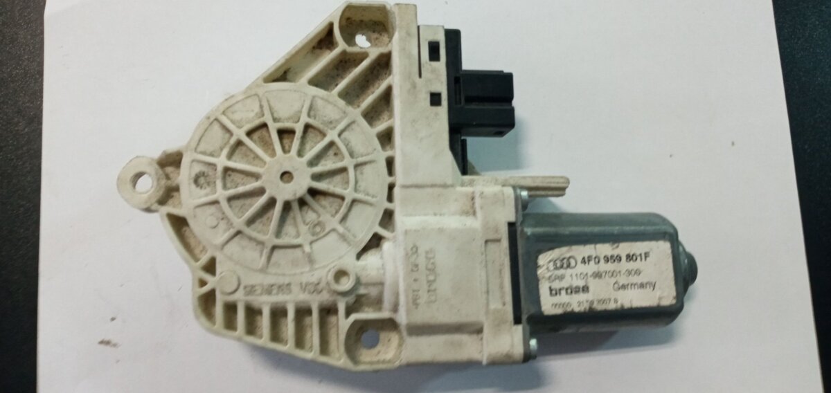 Мотор скло підйомника дверей передніх правих Audi A6 C6 (2004-2011) 4F0959801F