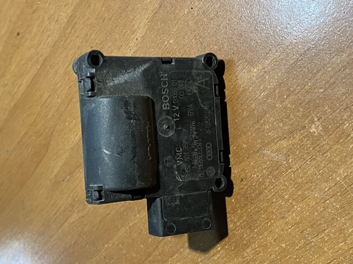 Моторчик обігрівача audi a6 bosch 4f0820511a Audi A6 C6 (2004-2011) 4F0820511A