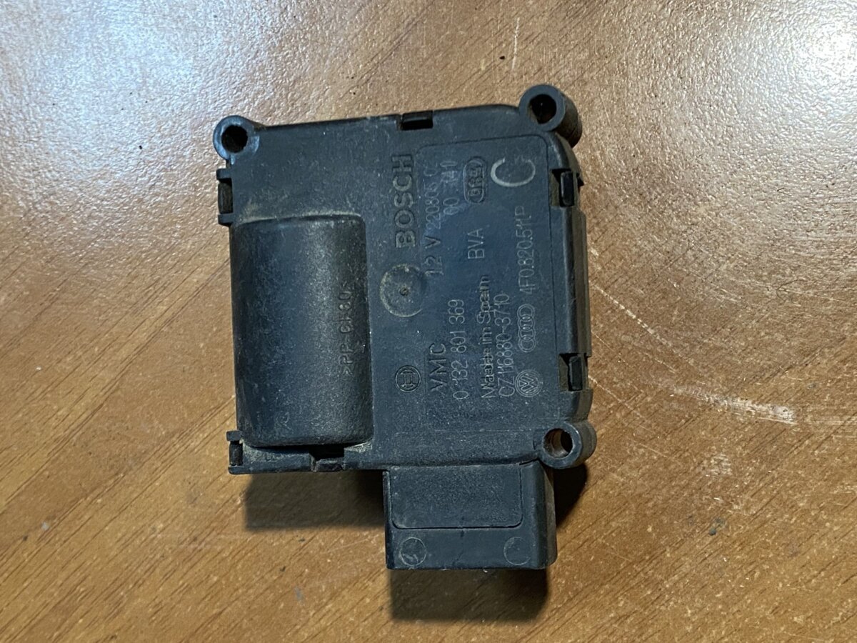 Моторчик обігрівача audi a6 bosch 4f0820511b Audi A6 C6 (2004-2011) 4F0820511B