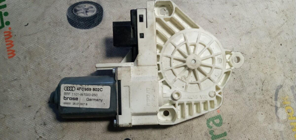 Моторчик склопідйомника задній правий 6 пінів Audi A6 C6 (2004-2011) 4F0959802C