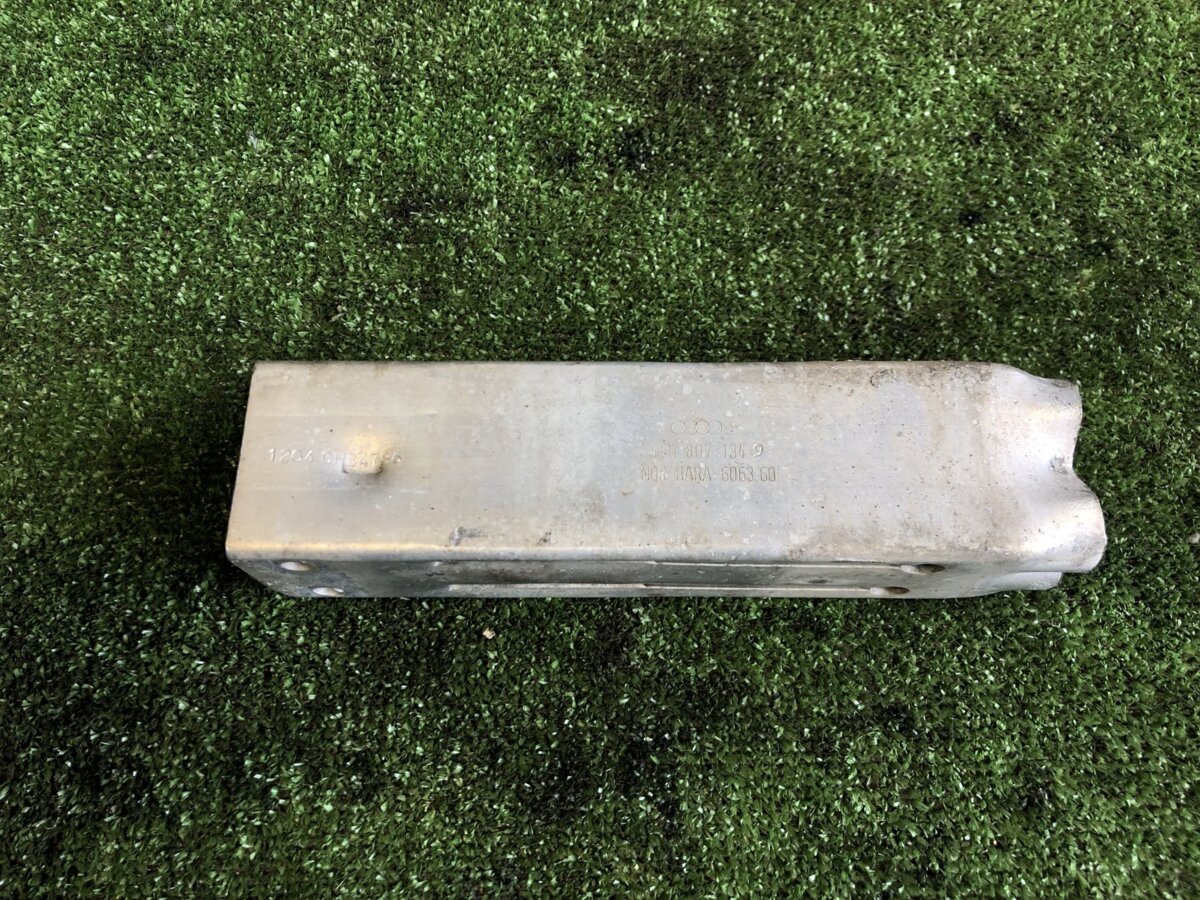 Передній кронштейн радіатора Audi A6 C6 (2004-2011) 4F0807134