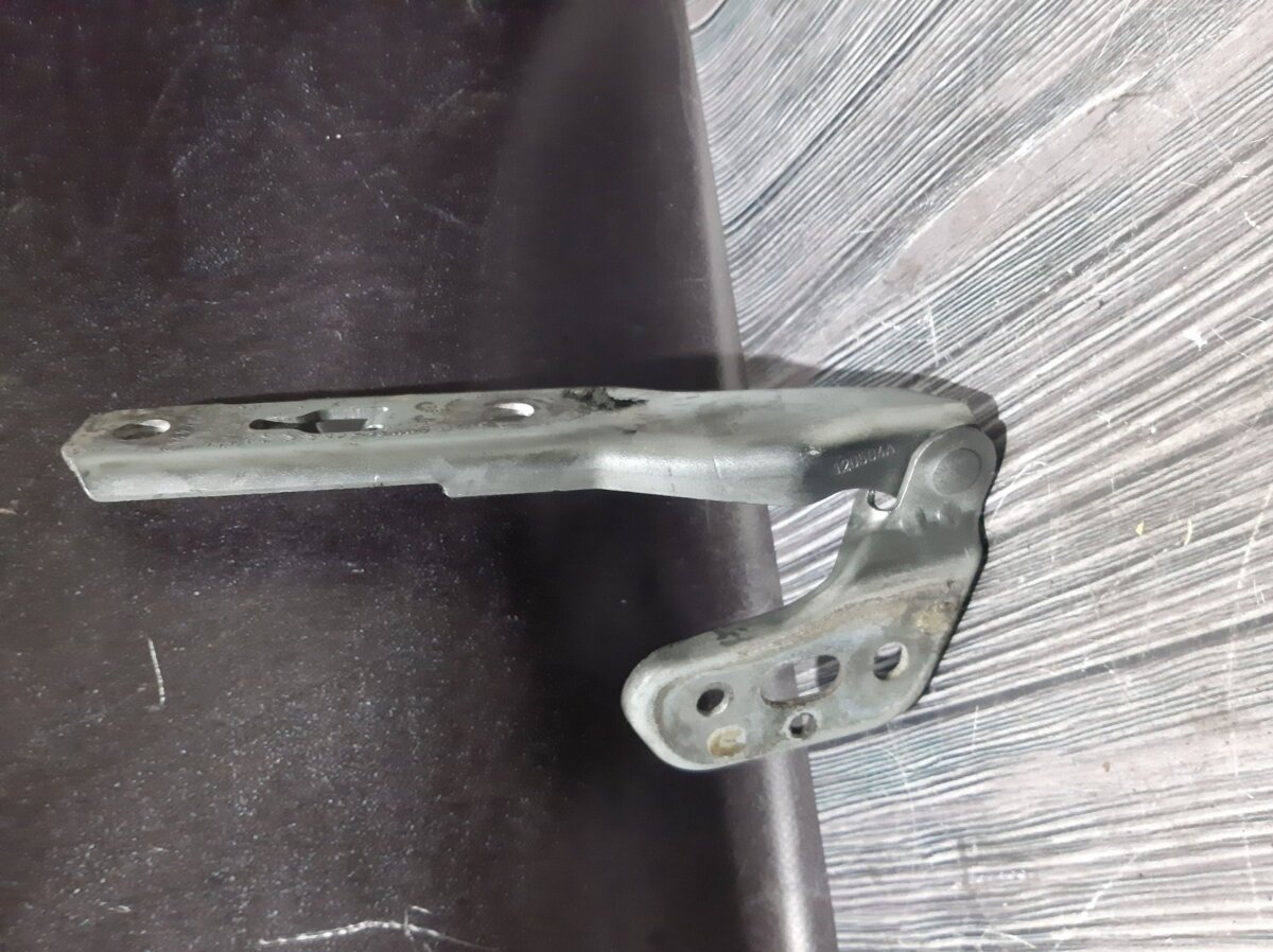 Петля капота ліва Audi A6 C6 (2004-2011) 4F0823301