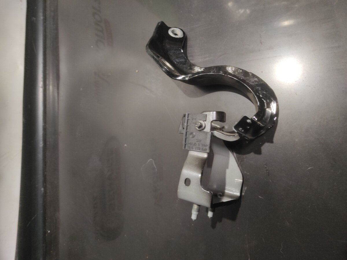 Петля кришки багажника права Audi A6 C6 (2004-2011) 4F9827300D