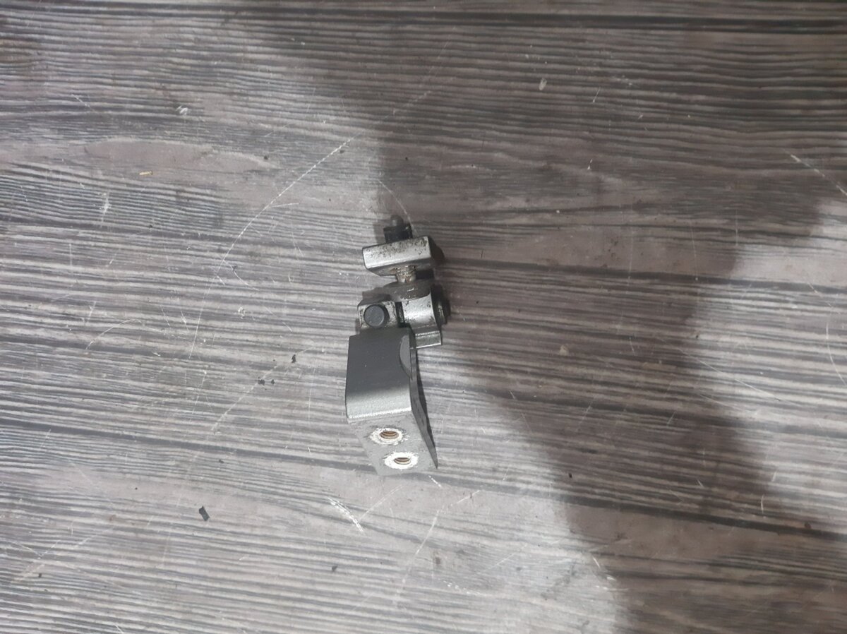 Петлі двері ліві задні ly7q audi a6 c6 Audi A6 C6 (2004-2011) 4F0833401