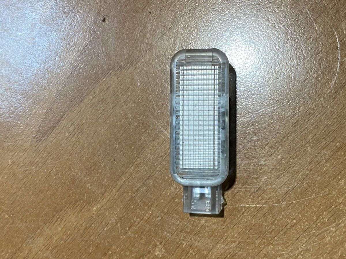 Підсвітка фонарь салона audi Audi A6 C6 (2004-2011) 8D0947415