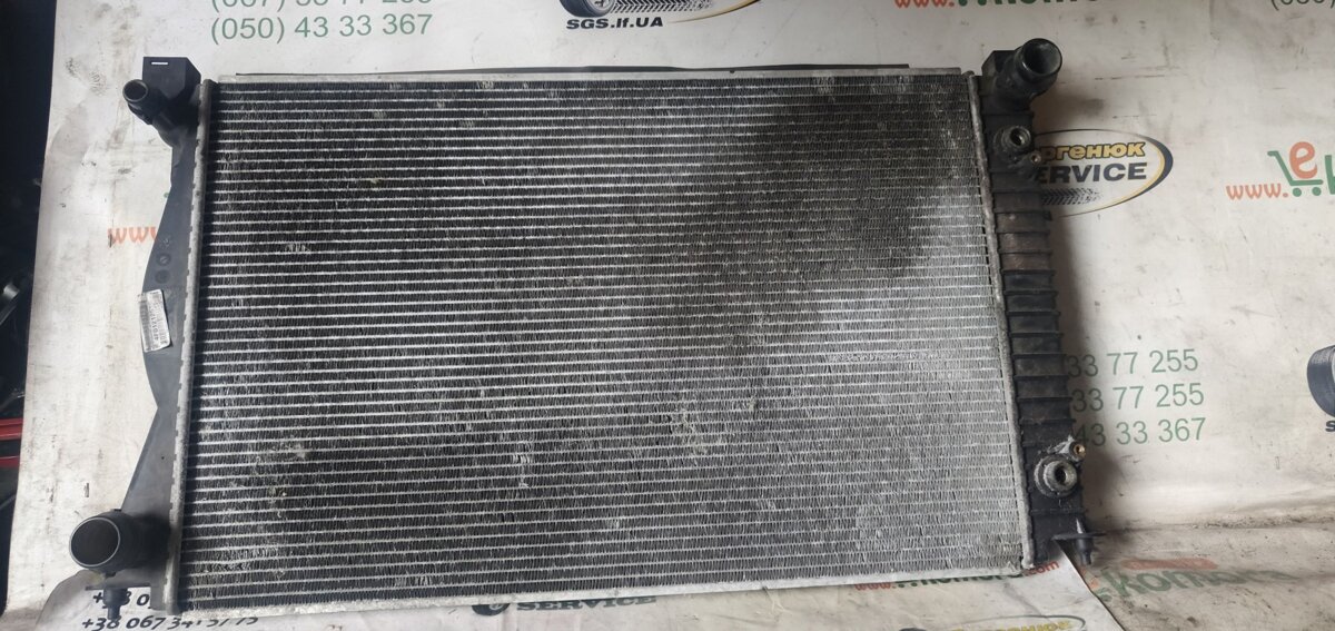 підвіска радіатора; радіатор; радіатор водяний; радіатор двигуна; радіатор основний; радіатор системи охолодження двигуна; система охолодження двигуна; радіатор охолодження двигуна Audi A6 C6 (2004-2011) 4F0121251P