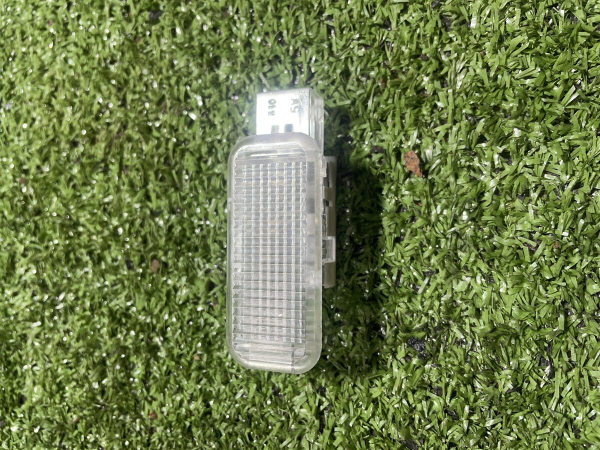 Плафон передній правий дверей Audi A6 C6 (2004-2011) 4B0947415