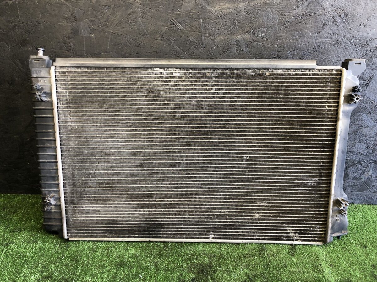 радіатор системи охолодження двигуна Audi A6 C6 (2004-2011) 4F0121251P