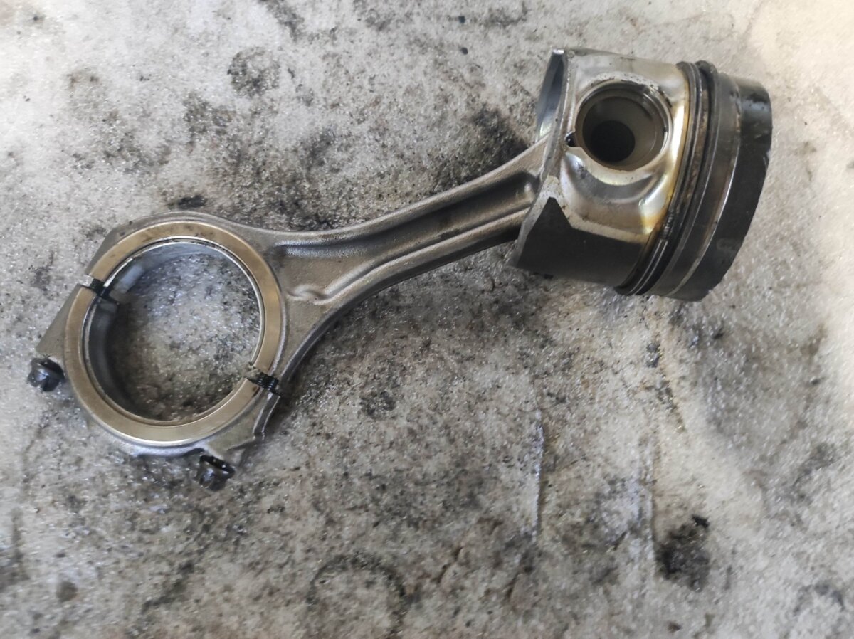 Шатун поршня двигателя 3.0 tdi Audi A6 C6 (2004-2011) 059198401D