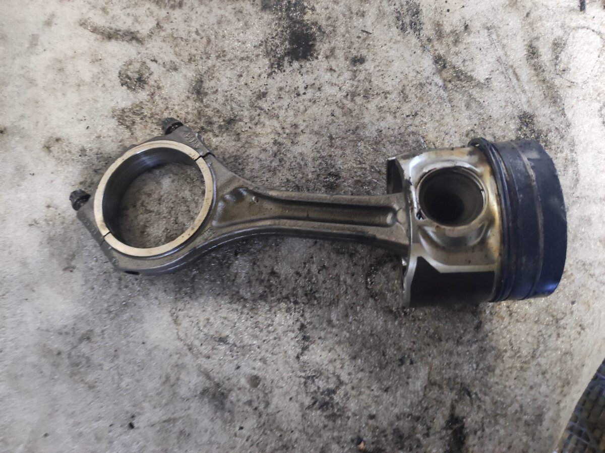 Шатун поршня двигателя 3.0 tdi Audi A6 C6 (2004-2011) 059198401D