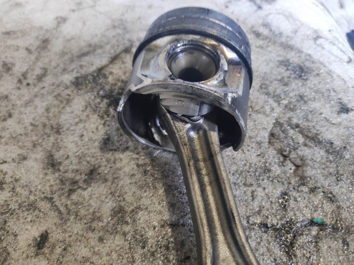 Шатун поршня двигателя 3.0 tdi Audi A6 C6 (2004-2011) 059198401D