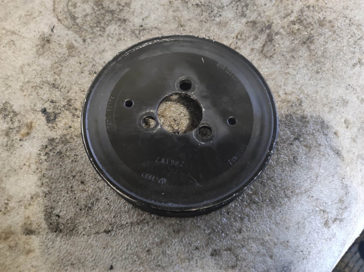 шків водяного насоса Audi A6 C6 (2004-2011) 059121031L