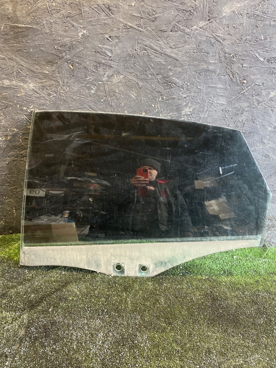 Скло задніх лівих дверей Audi A6 C6 (2004-2011) 4F5845205