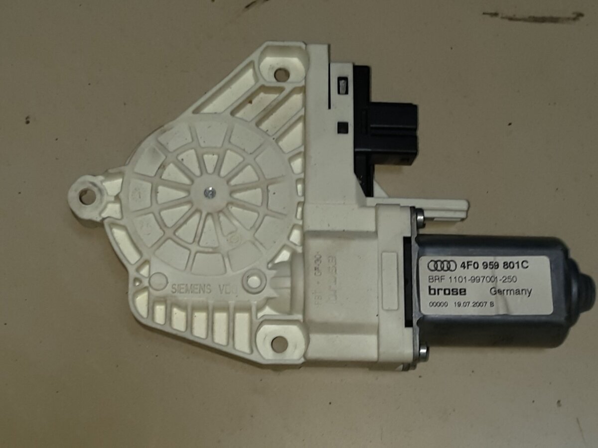 Склопідйомник  задній лівий електричний 6 пінів Audi A6 C6 (2004-2011) 4F0959801C