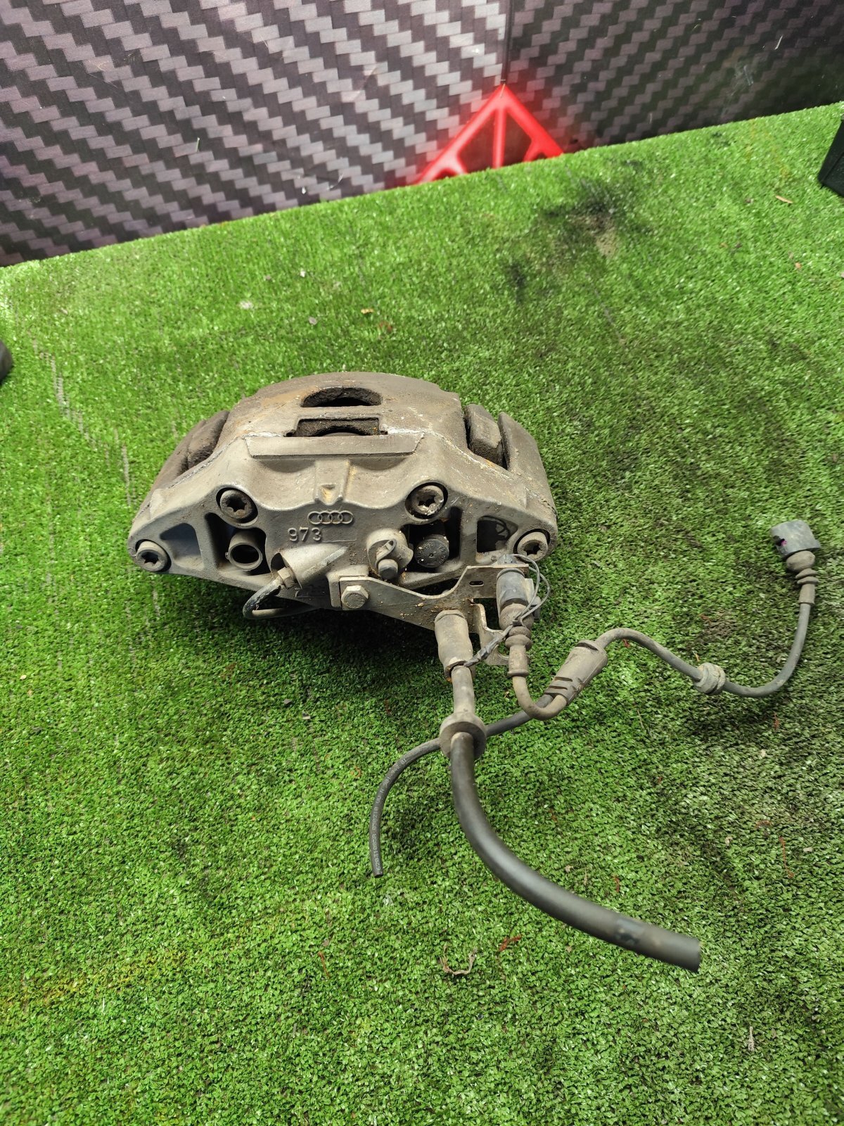 Суппорт передній лівий Audi A6 C6 (2004-2011) 4F0615123