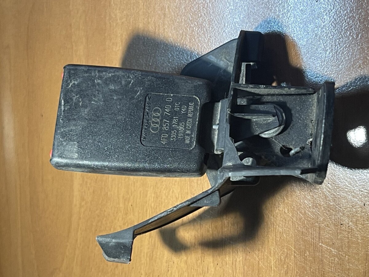 Замок ремня безопасности заднего правого Audi A6 C6 (2004-2011) 4F0857740D01C