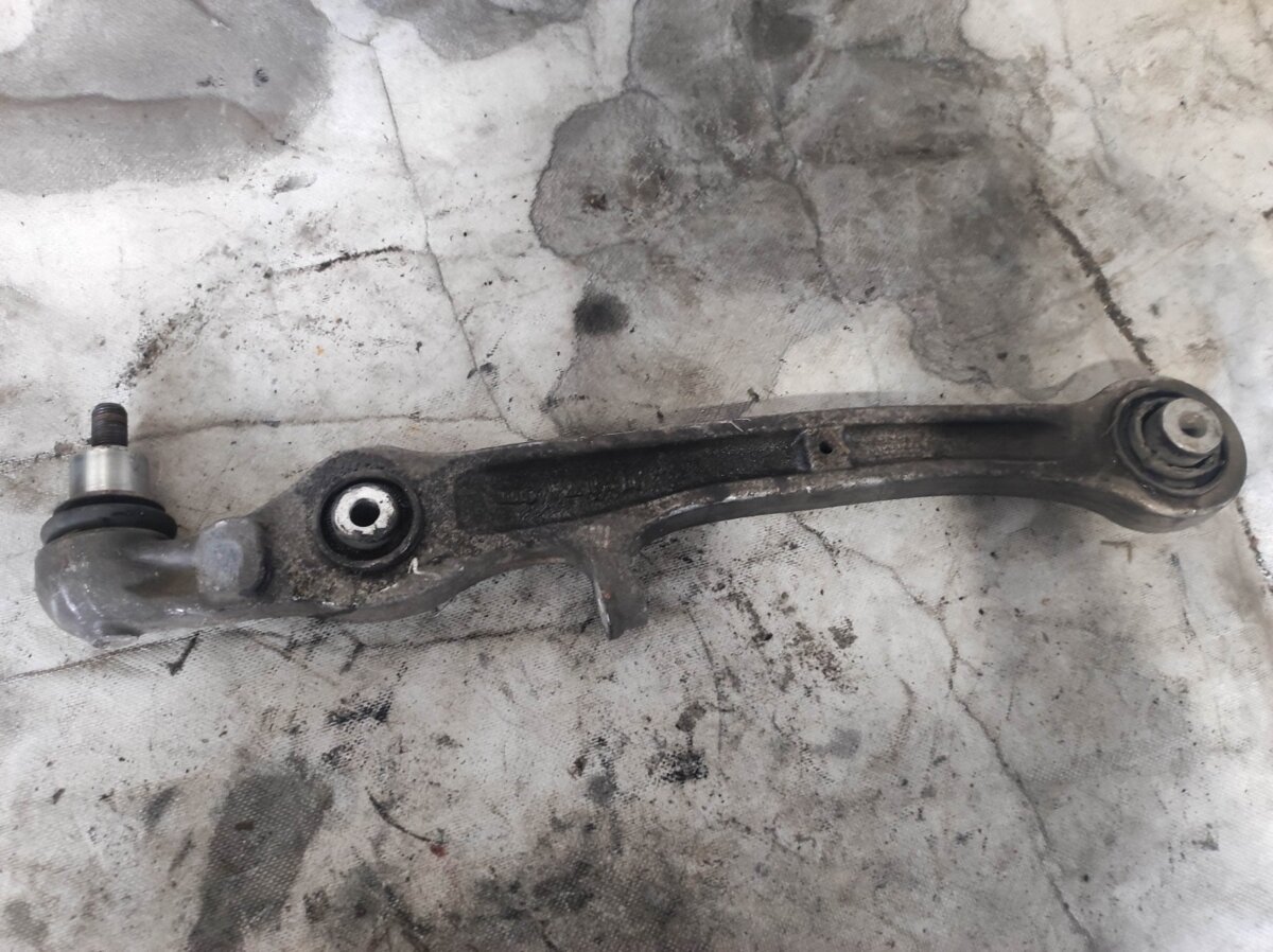 Важіль передньої підвіски нижній Audi A8 D3 (2002-2010) 4F0407151A