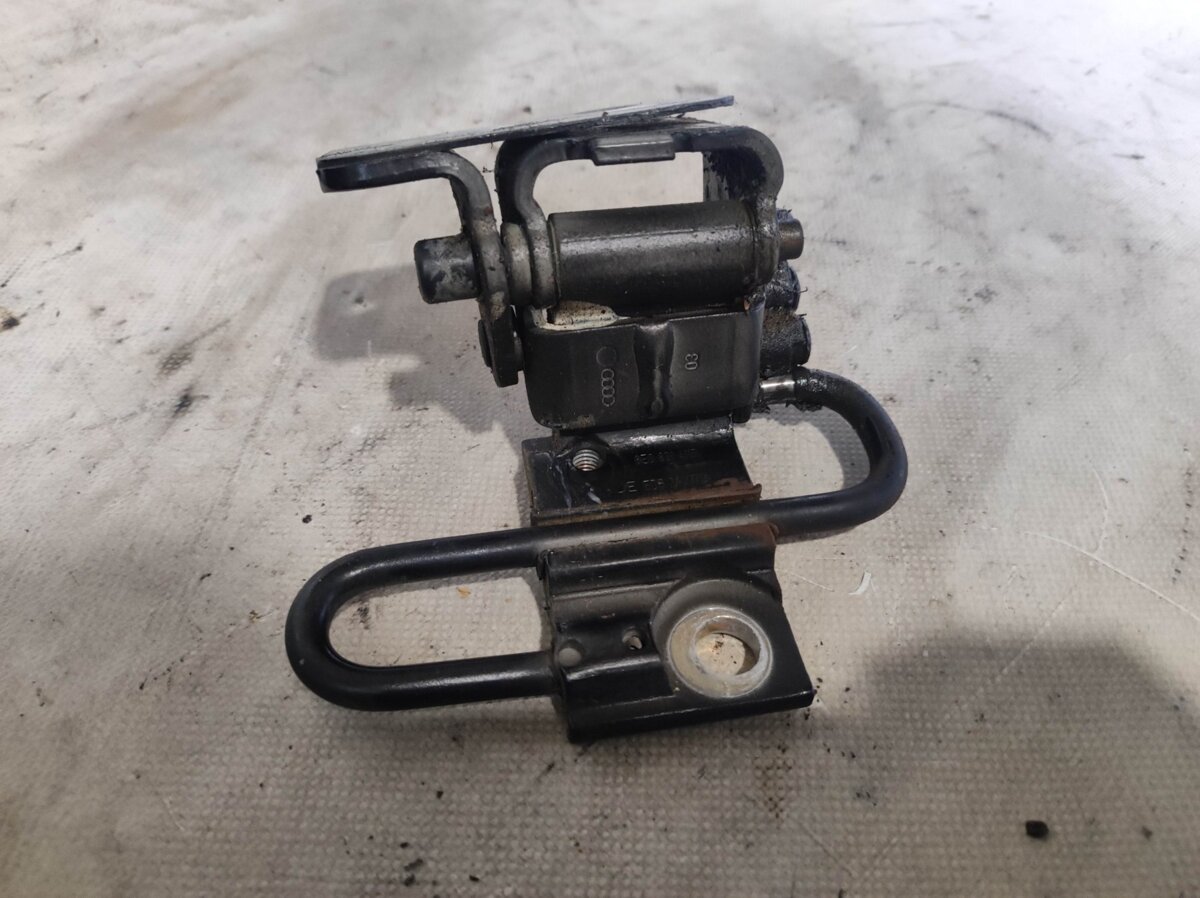 Петля двері передньої лівої Audi A6 C6 Audi  8E0831411B