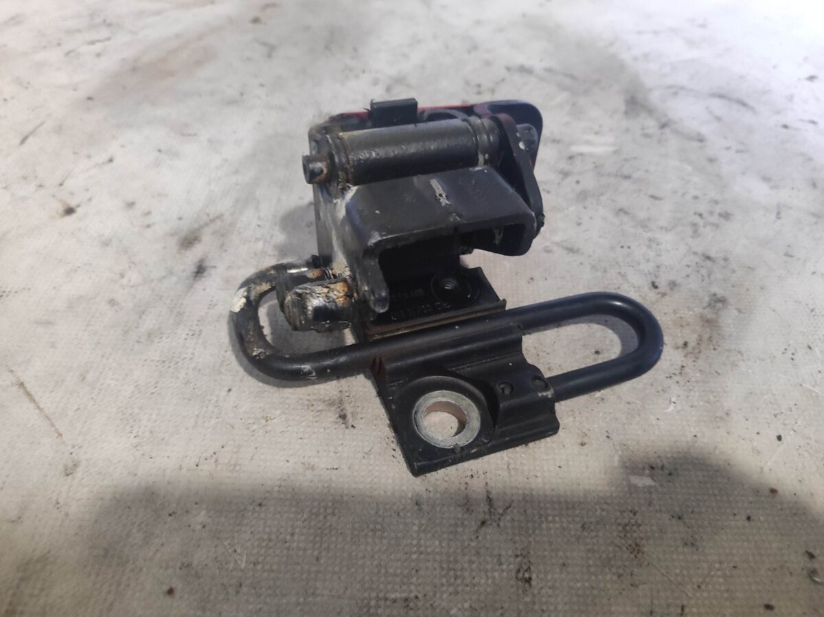 Петля двері передньої правої Audi  8E0831412B