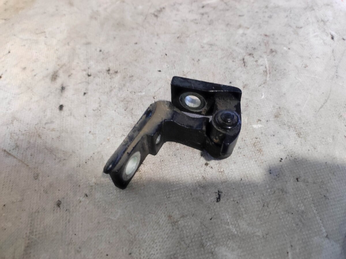 Петля двері задньої лівої Audi  8E0831401C