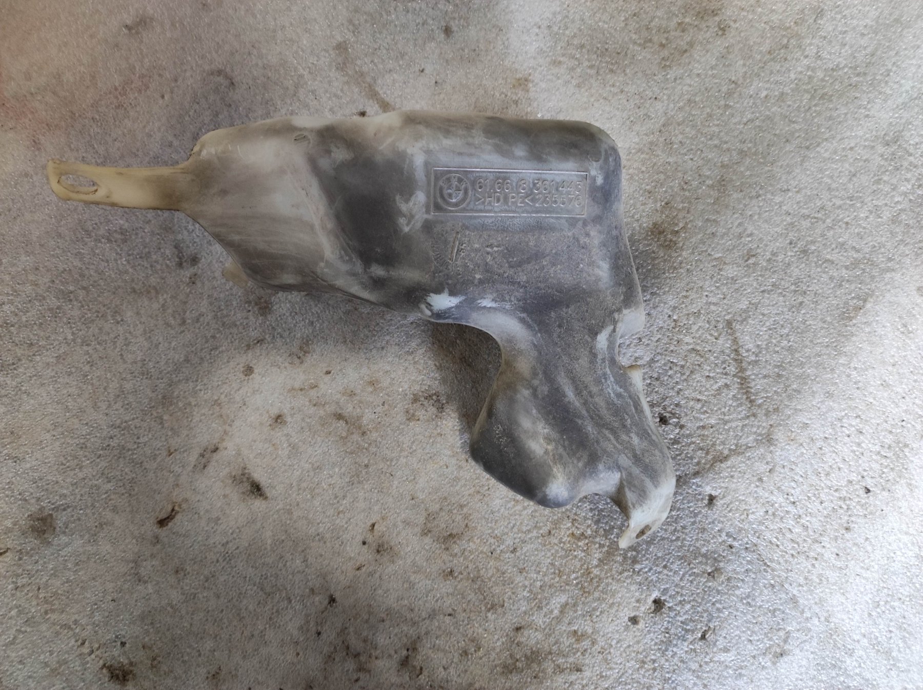 бачок для омивайки; бачок омивайки; бачок омивача лобового скла; бачок склоомивача; водяний бачок омивача скла; бачок омивача скла BMW 5 Series E39 (1995-2003) 61668361443