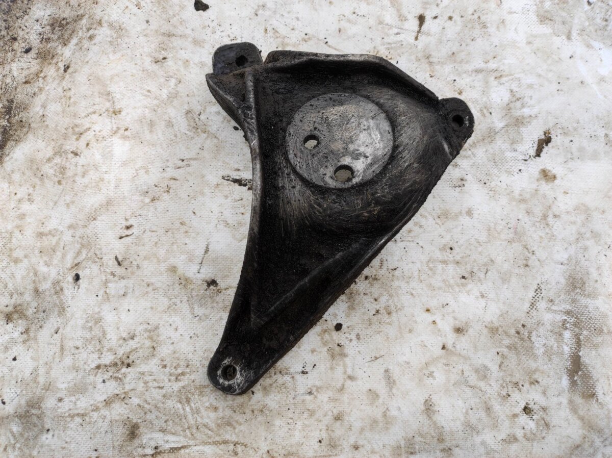 Кронштейн двигуна прав m57 BMW 5 Series E39 (1995-2003) 22111096080