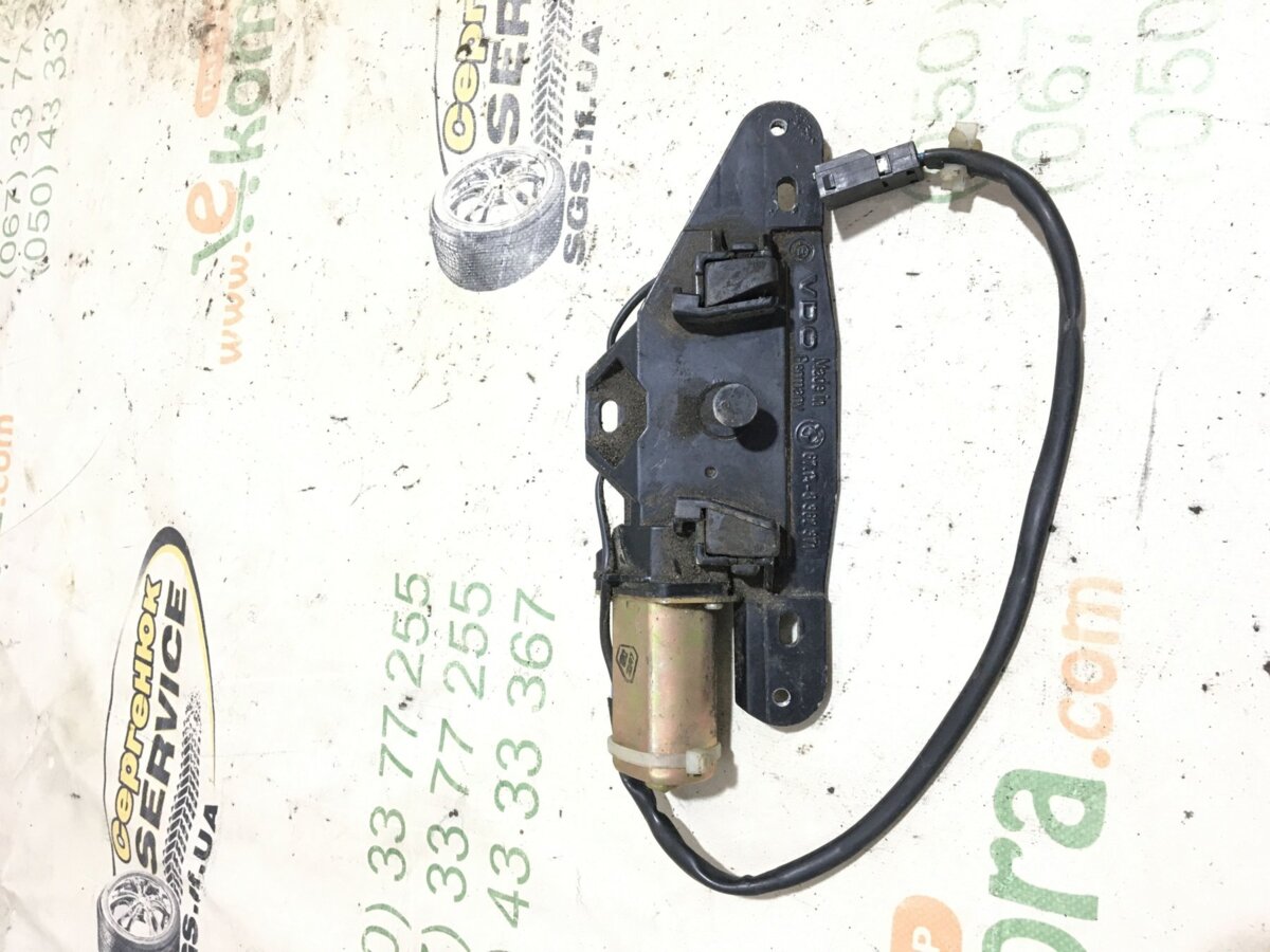 Дотяжка кришки багажника  BMW E39 67148362371