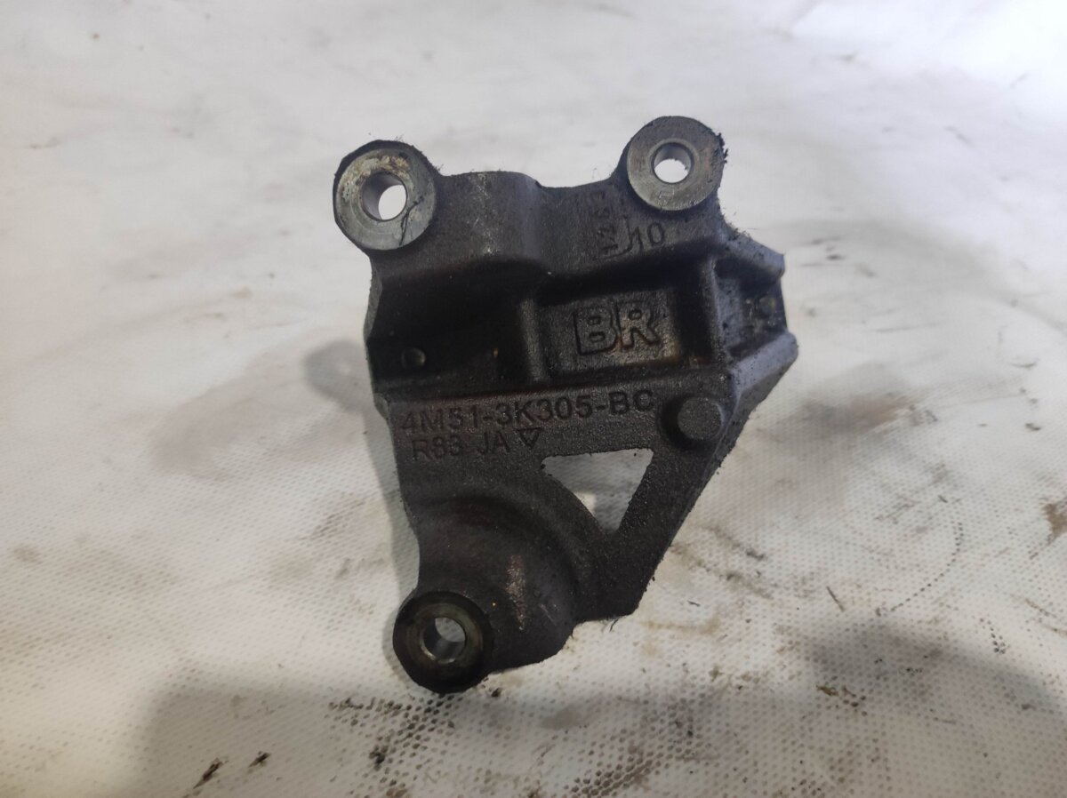 кронштейн опори  Ford Focus MK1 (1998-2005) 4M513K305BC