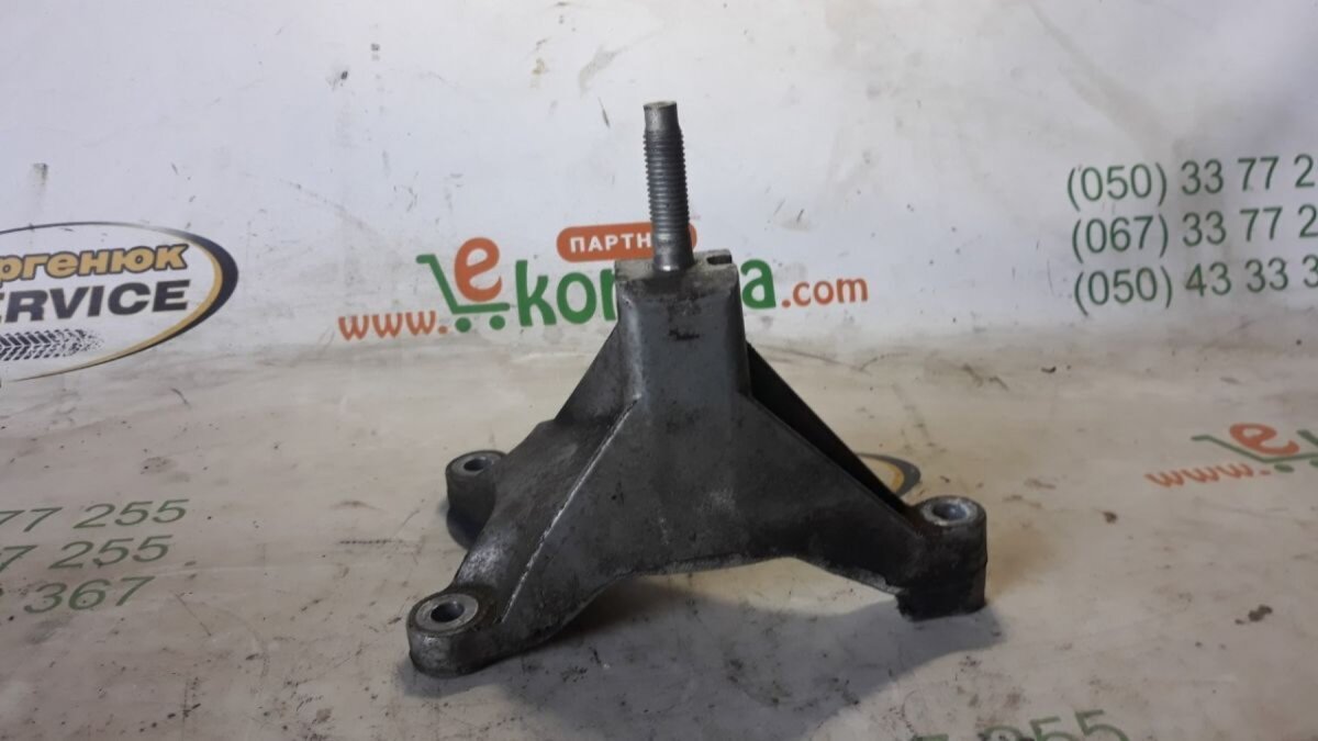 Кронштейн кпп Ford Transit Connect (P65,P70,P80) 02... 98AB7M125AF