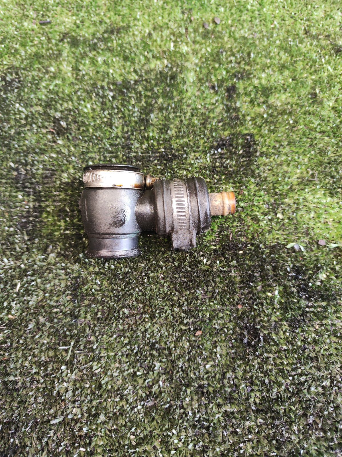 Патрубок golf 5,Volkswagen  058103247