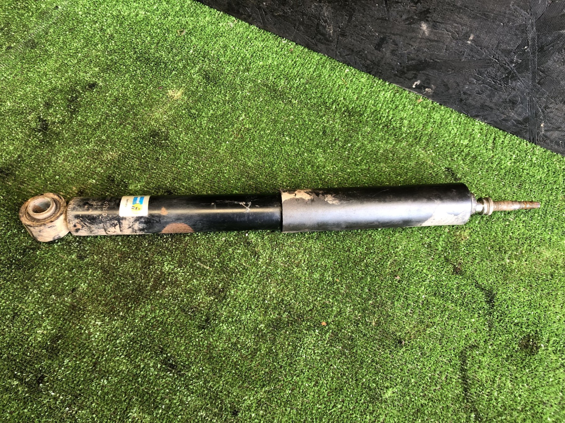 амортизатор задньої підвіски; амортизатори задні; амортизаційна стійка задня; задній амортизатор; підвіска амортизатора / аморт. стійки; стійка амортизатора задня; циліндр підвіски; амортизатор задній Hyundai Terracan HP (2001-2007) 55300H1160